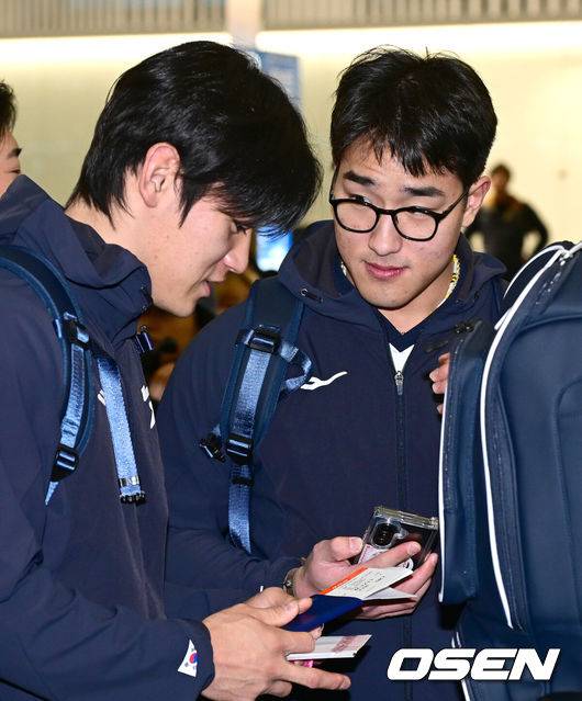 [OSEN=인천공항, 최규한 기자] 류지현 감독이 이끄는 한국 야구대표팀이 오는 3월 열리는 WBC를 준비하기 위해 9일 오전 인천공항을 통해 미국령 사이판으로 출국했다.류지현호는 9일부터 21일까지 사이판에서 1차 전지훈련 담금질에 나선다.대표팀 안현민과 김도영이 출국 수속을 준비하며 대화를 나누고 있다. 2026.01.09 / dreamer@osen.co.kr
