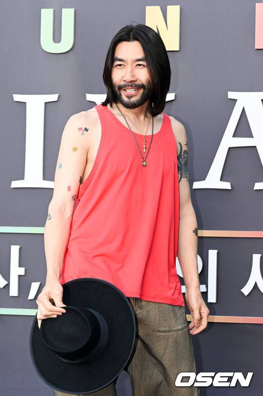 [OSEN=조은정 기자]전시 '문도 픽사: 픽사, 상상의 세계로' 레드카펫 행사가 7일 서울 성동구 성수문화예술마당에서 열렸다.이번 전시의 이름 ‘문도’는 스페인어로 세계를 뜻한다. 즉 픽사의 세계인 셈이다. 다음달 29일까지 열린다.방송인 노홍철이 포즈를 취하고 있다. 2025.05.07 /cej@osen.co.kr