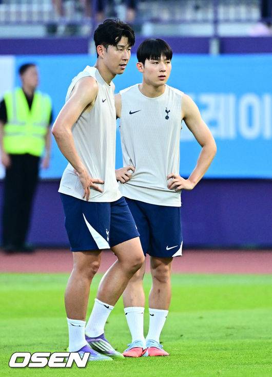 [OSEN=안양, 지형준 기자] 2일 오후 안양종합운동장에서 ‘2025 쿠팡플레이 시리즈’ 토트넘 훗스퍼 오픈 트레이닝이 열렸다.이날 오전에 열린 기자회견에서 손흥민은 토트넘과 이별을 발표했다. 토트넘은 3일 오후 8시 서울월드컵경기장에서 쿠팡플레이 시리즈 2차전 뉴캐슬 유나이티드와 친선 경기를 가진다. 손흥민의 토트넘 소속 마지막 경기일 수도 있다.토트넘 양민혁, 손흥민이 훈련을 하고 있다. 2025.08.02 / jpnews@osen.co.kr