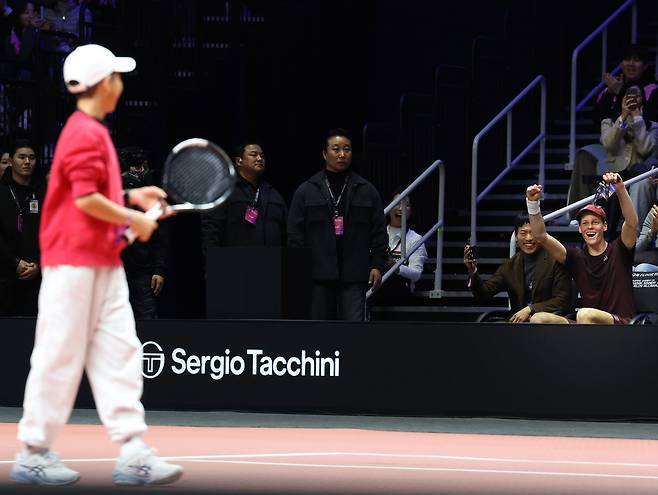 10일 인천 인스파이어 아레나에서 열린 현대카드 슈퍼매치14. 이탈리아 얀니크 신네르가 스페인 카를로스 알카라스를 상대로 경기를 펼치던 중 한 어린이 팬에게 경기를 맡기고 관중석에 앉아 있다. 연합