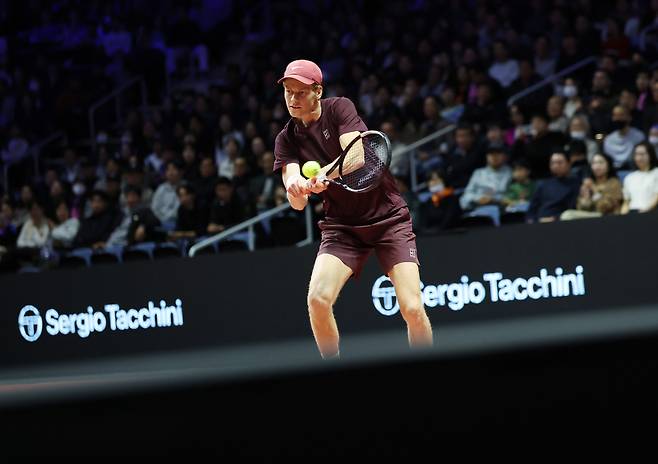 10일 인천 인스파이어 아레나에서 열린 현대카드 슈퍼매치14. 이탈리아 얀니크 신네르가 스페인 카를로스 알카라스를 상대로 경기를 펼치고 있다. 연합