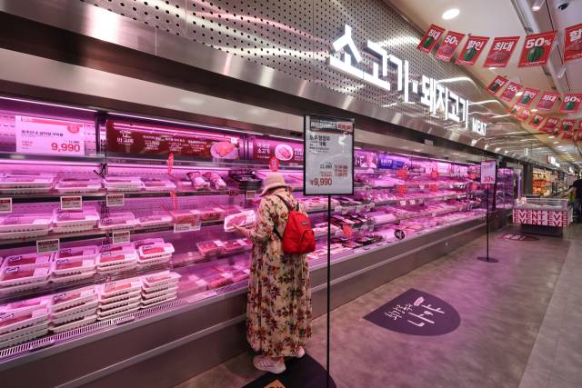 서울 시내 한 대형마트의 육류 코너. 연합뉴스