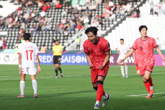 U-23 대표팀 강성진(앞)이 10일(한국시간) 사우디아라비아 리야드의 알샤밥 스타디움에서 벌어진 레바논전서 3-2로 앞서나가는 골을 터트린 뒤 포효하고 있다. 사진제공│대한축구협회