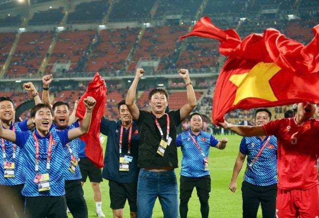 ▲ 연이은 승리에도 김상식 감독은 차분했다. "아직 8강행이 산술적으로 완벽히 확정된 것은 아니나, 이번 승리로 매우 유리한 위치에 서게 된 것은 분명하다"며 "끝까지 포기하지 않고 승리를 일궈낸 선수들의 투혼에 진심으로 감사를 전한다"고 소감을 밝혔다. ⓒ 베트남축구협회