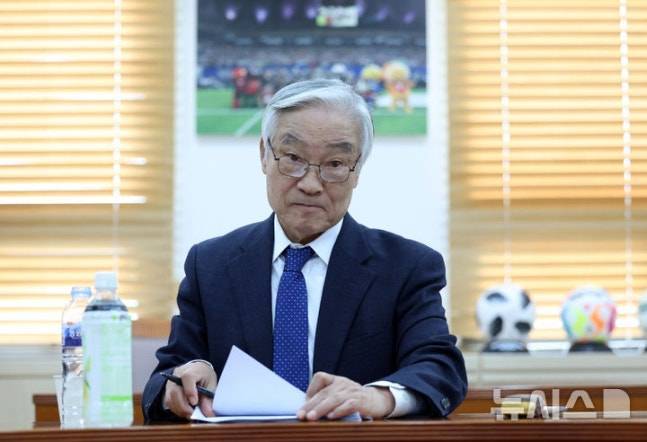 조남돈 한국프로축구연맹 상벌위원장이 지난해 오후 서울 종로구 축구회관에서 사회관계망서비스(SNS)를 통해 심판 판정에 불만을 제기한 거스 포옛 전북 현대 감독에 대한 징계 여부 논의를 위해 열린 상벌위원회를 주재하고 있다. /사진=뉴시스