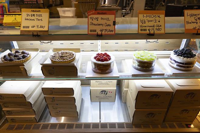 ETF베이커리의 인기상품인 홀케이크 시리즈. 조영철 기자