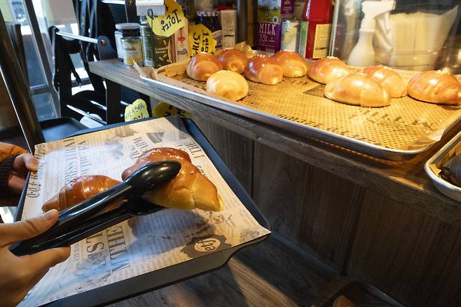 지난해 8월 성수동팝업스토어 당시부터화제를 모은 ‘ETF 소금빵’. 조영철 기자