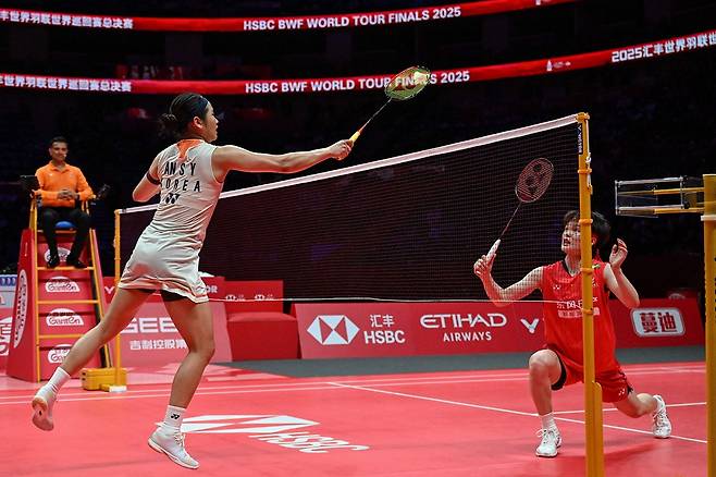 안세영(왼쪽)이 중국의 왕즈이와 오는 11일 말레이시아 쿠알라룸푸르에서  2026 세계배드민턴연맹(BWF) 월드투어 슈퍼 1000 말레이시아 오픈 결승에서 격돌한다. 사진 연합뉴스