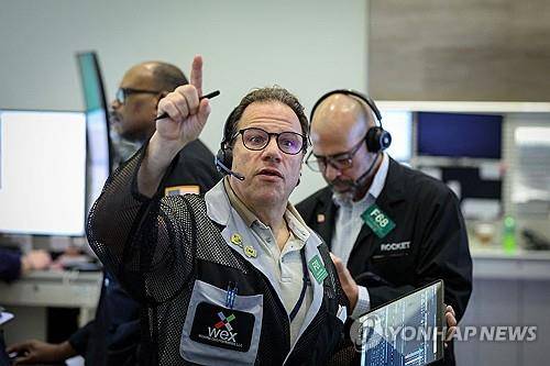 뉴욕증권거래소의 트레이더 [로이터 연합뉴스 자료사진. 재판매 및 DB 금지]