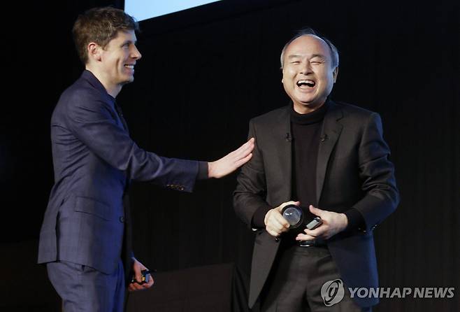 샘 올트먼 오픈AI 최고경영자(CEO·왼쪽)와 손정의 소프트뱅크그룹 회장 [EPA 연합뉴스 자료사진. 재판매 및 DB 금지]