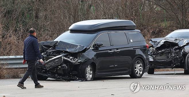 서산영덕고속도 다중 추돌사고로 부서진 차량 (상주=연합뉴스) 윤관식 기자 = 10일 경북 상주시 서산영덕고속도로에서 발생한 다중 추돌사고로 다수 사상자가 발생한 가운데, 남상주IC에 사고를 당한 차량이 남겨져 있다. 2026.1.10 psik@yna.co.kr