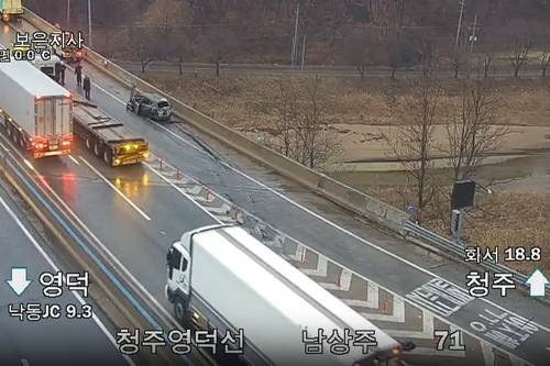 불이 난 차량 [한국도로공사 폐쇄회로TV 캡처. 재판매 및 DB 금지]