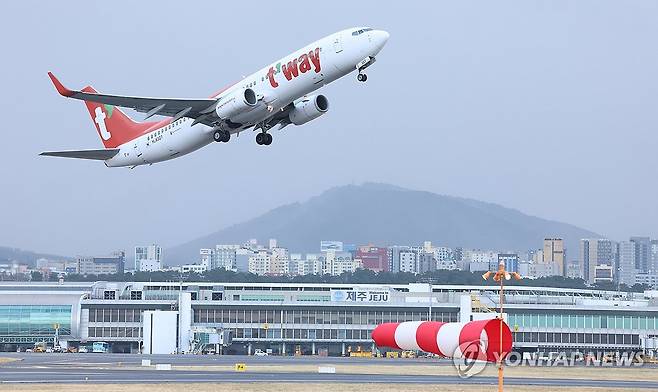 강풍에 이륙도 힘들어 제주공항에 강풍경보와 급변풍경보가 발효된 가운데 타지역 폭설 영향까지 겹쳐 결항한 항공편들이 속출하고 있다. 제주공항 활주로에서 강풍을 뚫고 항공기가 이륙하는 모습[연합뉴스 자료사진]