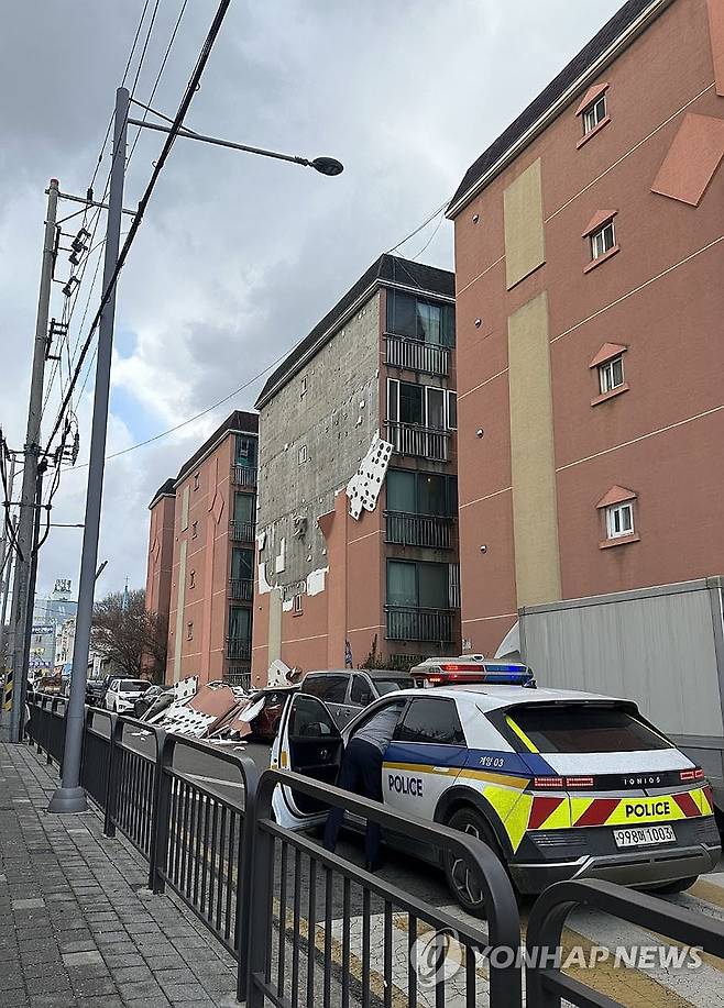 강풍경보 인천서 빌라 외벽 마감재 떨어져…차량 2대 파손 (서울=연합뉴스) 10일 오후 2시 57분께 인천시 계양구 박촌동 한 빌라에서 외벽 마감재가 떨어져 있다.
    이 사고로 인명피해는 없었으나 건물 옆에 주차된 차량 2대가 파손됐다. 2026.1.10 [독자 제공. 재판매 및 DB 금지] photo@yna.co.kr