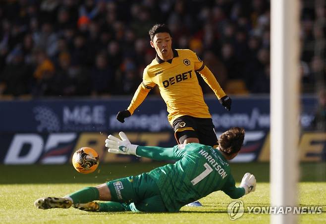 선제골 어시스트하는 황희찬 [로이터=연합뉴스]