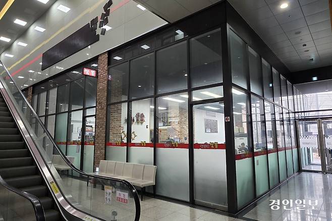 상가 건물 내에서도 외진 곳에 위치해 있고 별도의 간판도 없다. /황성규기자 homerun@kyeongin.com