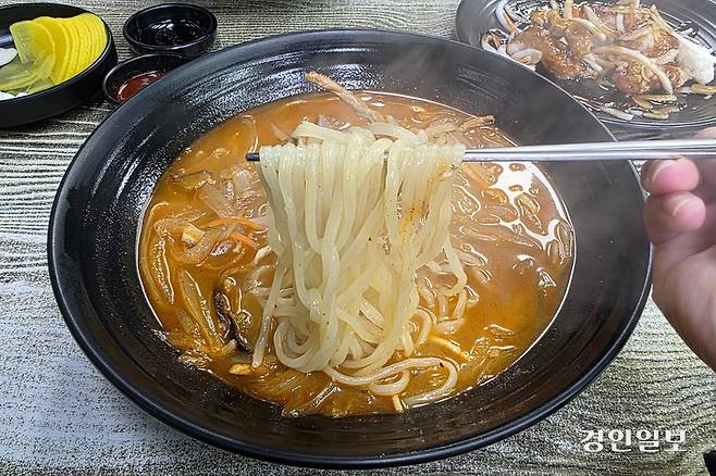 국물이나 면의 빛깔이 심심해 보이지만 막상 먹어보면 그렇지 않다. /황성규기자 homerun@kyeongin.com