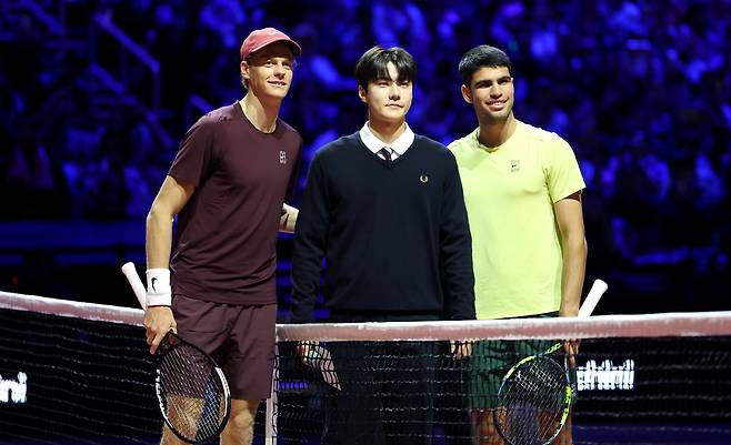 ▲ 얀니크 신네르(왼쪽부터), 그룹 엑소(EXO) 세훈, 카를로스 알카라스(오른쪽)가 9일 오후 인천 중구 인스파이어 아레나에서 열린 '현대카드 슈퍼매치 14' 경기에 앞서 코인 토스한 뒤 기념촬영을 하고 있다. /양진수기자 photosmith@incheonilbo.com