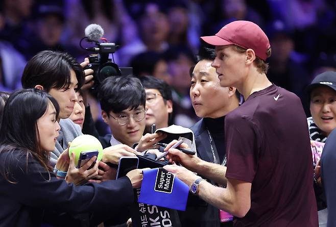 ▲ 10일 인천 인스파이어 아레나에서 열린 현대카드 슈퍼매치14에서 경기가 끝난 뒤 얀니크 신네르 선수(Jannik Sinner)가 테니스 팬들에게 싸인을 해주고 있다. /양진수기자 photosmith@incheonilbo.com