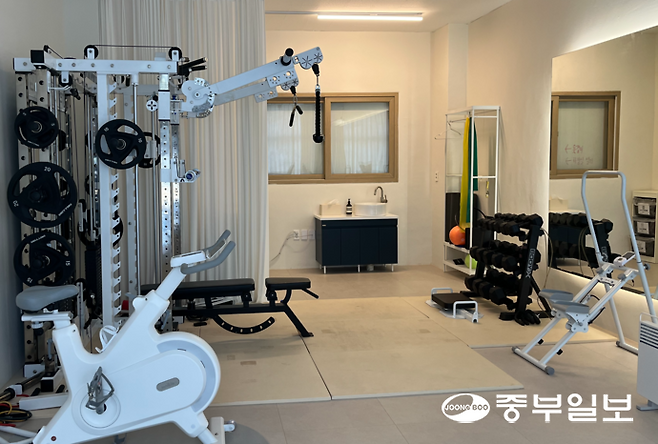 지난 8일 용인의 한 무인 헬스장에 아령과 운동 장비가 놓여 있다. 천민형기자