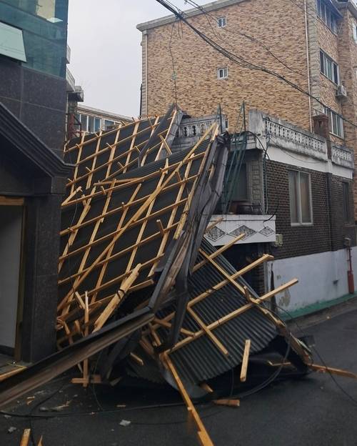 강풍특보가 내려진 10일 오후 평택시 비전동의 한 빌라 지붕이 무너져 내린 상태. 사진=평택소방서