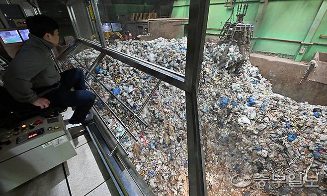 경기도내 한 쓰레기처리시설에서 관계자가 생활폐기물 처리 작업을 하고 있다. 김경민기자