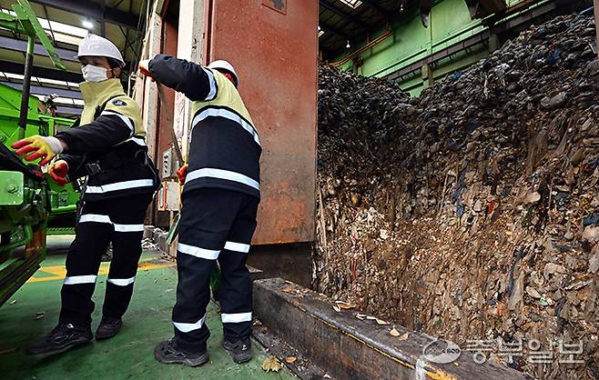 경기도내 한 쓰레기처리시설에서 관계자가 생활폐기물 처리 작업을 하고 있다. 김경민기자