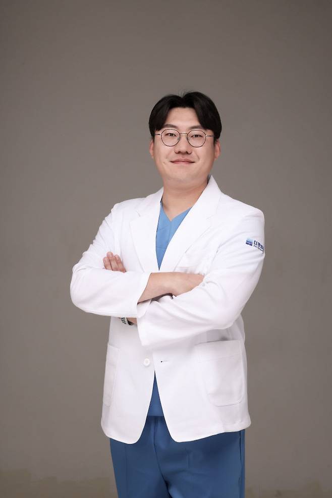 남대진 더젠병원 척추센터 원장은 겨울철 넘어지지 않았어도 무거운 물건을 드는 과정에서도 척추 압박골절이 발생할 수 있다고 주의를 당부했다.&nbsp;(사진=대전 더젠병원 제공)