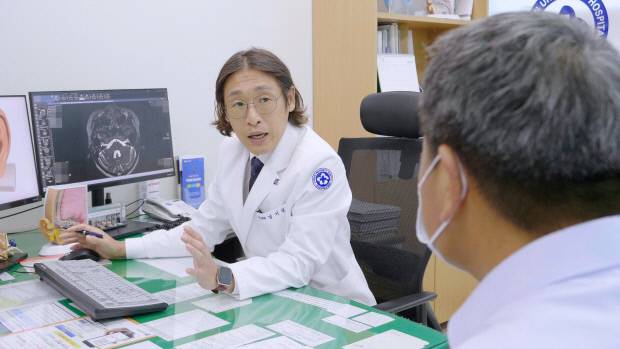 조선대병원 이비인후과 남기성 교수가 메니에르병 환자를 진료하고 있다.