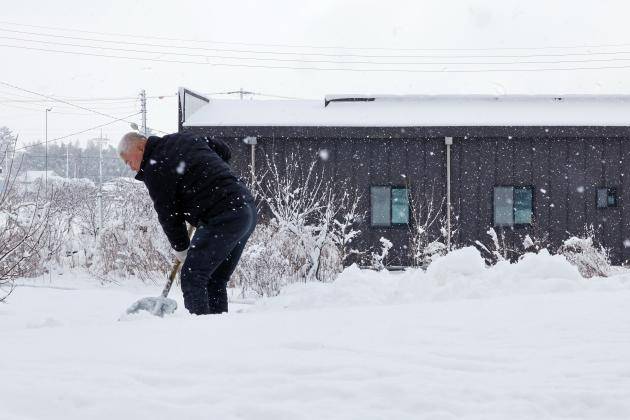 대설경보가 발효된 11일 무안군 일로읍 한 주택 앞에서 주민이 제설작업을 하고 있다. /연합뉴스
