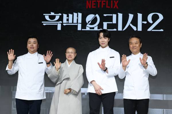 (왼쪽부터) 정호영, 선재스님, 손종원, 후덕죽 셰프가 넷플릭스 예능 흑백요리사 시즌 2 기자간담회에서 포즈를 취하고 있다. /연합뉴스