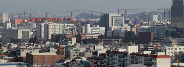 대구 도심 곳곳에 아파트 건설을 위한 타워크레인이 세워진 모습. 매일신문 DB