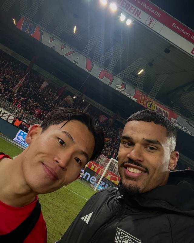 우니온 베를린의 정우영이 10일 독일 베를린에서 열린 분데스리가 마인츠와의 경기가 끝난 뒤 동료 다닐료 두키와 기념 사진을 찍고 있다. 베를린 SNS 제공