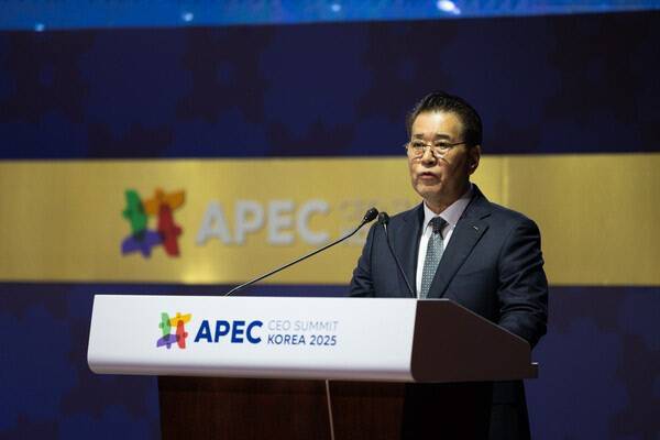 지난해 10월 경주 APEC CEO 서밋에서 기조연설을 하고 있는 장인화 포스코그룹 회장. 사진=포스코홀딩스 제공