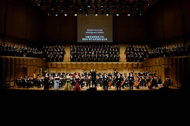지난 10일 열린 낙동아트센터 개관 공연에서 말러 교향곡 8번이 연주되고 있다. 낙동아트센터 제공