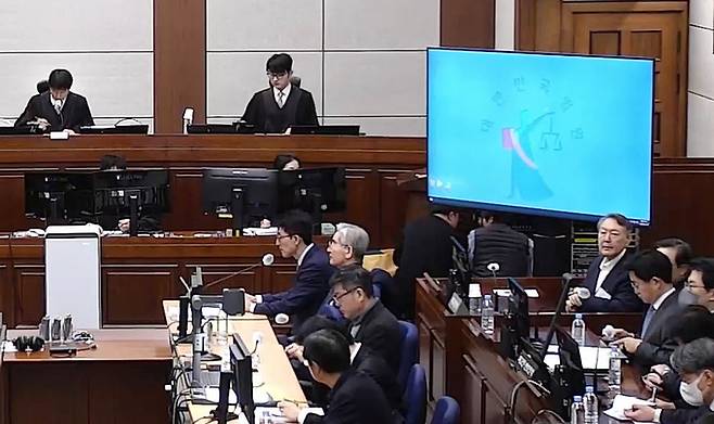 ▲ 12·3 비상계엄 관련 내란 우두머리 혐의로 기소된 윤석열 전 대통령과 내란 중요임무 종사 혐의를 받는 김용현 전 국방부 장관 등 내란 관련자 8명이 9일 서초구 서울중앙지방법원 417호 형사대법정에서 열린 윤 전 대통령의 내란 우두머리 혐의, 김 전 장관을 비롯한 군·경 수뇌부 7명의 내란 중요임무 종사 혐의 등 사건의 결심 공판에 출석하고 있다.연합