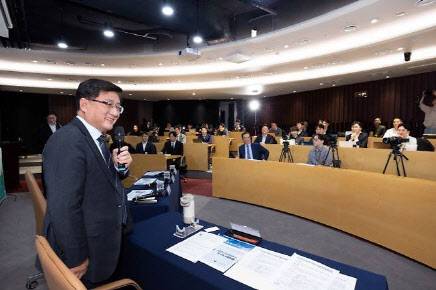 김성환 기후에너지환경부 장관이 지난해 11월26일 서울 여의도에서 열린 녹색금융 타운홀 미팅에서 국가 온실가스 감축목표(NDC) 달성과 녹색전환(K-GX) 촉진을 위한 금융의 역할에 대해 이야기하고 있다. (사진=기후부)