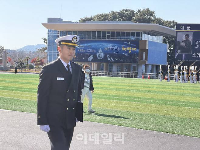 이재용 삼성전자 회장의 장남 이지호(24)씨가 지난해 11월 28일 경남 창원 진해구 해군사관학교 연병장에서 열린 제139기 해군·해병대 사관후보생 수료 및 임관식에서 걸어오고 있다.(사진=박원주 기자)