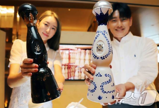23일 서울 강남구 신세계백화점 강남점 하우스오브신세계 와인셀라에서 모델들이 프리미엄 데킬라 '클라세 아줄'의 팝업스토어를 소개하고 있다. 클라세 아줄은 데킬라의 원재료인 아가베 선택부터 술병 제작까지 멕시코의 장인 정신을 기반으로 전통적인 제조방식을 고수하고 있는 것이 특징이다. (신세계백화점 제공) 2024.10.23/뉴스1