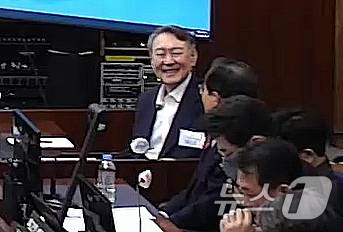 윤석열 전 대통령이 지난 9일 서울 서초구 서울중앙지방법원에서 열린 내란 우두머리 혐의 1심 결심 공판에서 미소를 짓고 있다. (서울중앙지방법원 제공 영상 캡쳐. 재판매 및 DB 금지) 2026.1.9/뉴스1 ⓒ News1 임세영 기자