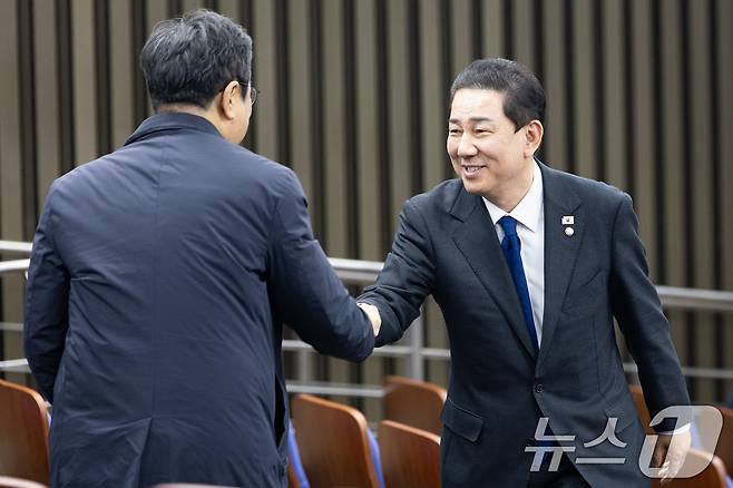 원내대표직 사퇴 의사를 밝힌 김병기 더불어민주당 원내대표가 지난해 12월 30일 서울 여의도 국회에서 열린 비공개 의원총회에 참석해 의원들과 인사하고 있다. 2025.12.30/뉴스1 ⓒ News1 유승관 기자