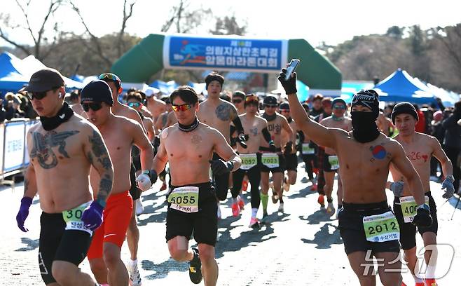 (제천=뉴스1)손도언 기자= 충북 제천시 의림지에서 열린 '18회 제천 의림지 삼한 초록길 알몸 마라톤대회' 참가자./2026.1.11/뉴스1