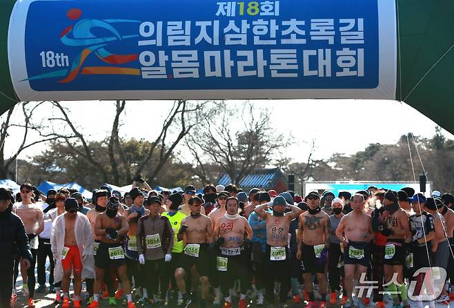 (제천=뉴스1)손도언 기자= 충북 제천시 의림지에서 열린 '18회 제천 의림지 삼한 초록길 알몸 마라톤대회' 참가자./2026.1.11/뉴스1