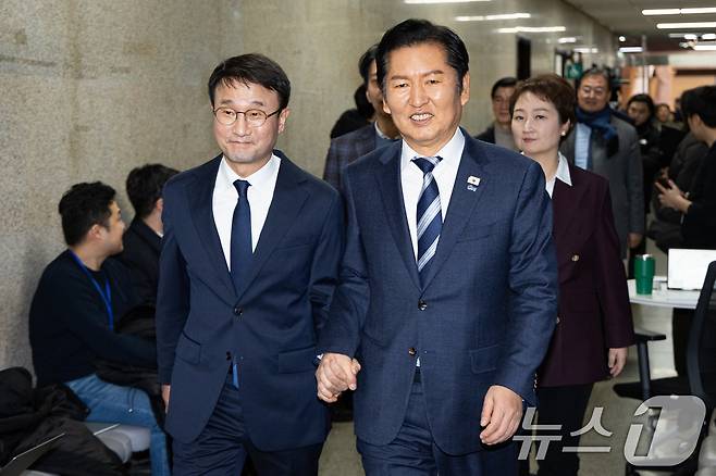 정청래 더불어민주당 대표와 한병도 신임 원내대표를 비롯한 지도부가 11일 서울 여의도 국회에서 열린 원내대표 선출을 위한 의원총회를 마친 후 비공개 최고위원회의를 위해 당대표실로 들어서고 있다. 2026.1.11/뉴스1 ⓒ News1 유승관 기자
