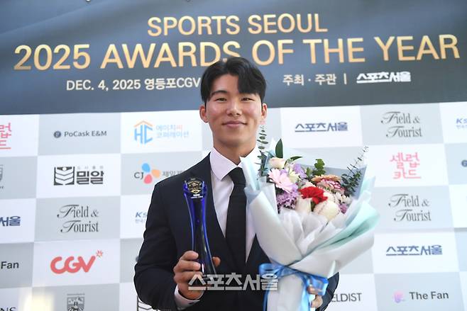 LA 다저스 김혜성이 4일 서울 영등포 타임스퀘어 CGV 영등포 스크린X관에서 열린 ‘제39회 스포츠서울 올해의 상’에서 특별상을 수상한 후 포즈를 취하고 있다. 영등포 | 최승섭 기자 thunder@sportsseoul.com