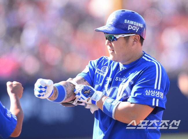 2015 KBO리그 넥센히어로즈와 삼성라이온즈의 경기가 13일 서울 목동야구장에서 열렸다. 삼성 최형우가 5회초 1사 1,2루에서 1타점 적시타를 치고있다.

목동=최문영 기자 deer@sportschosun.com /2015.09.13/