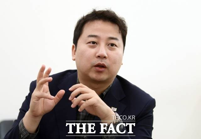 한동훈 전 국민의힘 대표가 당원 게시판 논란의 배후를 윤석열 전 대통령으로 지목한 것을 두고 장예찬 여의도연구원 부원장이 전혀 사실이 아니라고 반박했다. /더팩트 DB