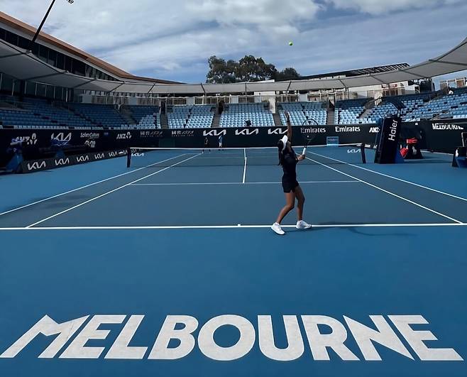 2026 호주오픈 여자단식 예선에 출전하는 구연우가 멜버른 파크 코트에서 훈련을 하고 있다. 사진 구연우 인스타그램