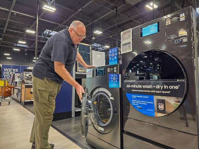 데이먼 엑스탐(Damon Ekstam) 삼성전자 미국법인 CE부문 시니어 매니저가 8일(현지시간) 미국 라스베이거스 베스트바이 매장에서 삼성전자 AI 가전에 대해 설명하고 있다. 공동취재단.