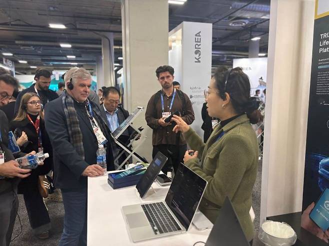 1월 6일부터 9일(현지시간)까지 미국 라스베이거스에서 열린 세계 최대 가전·IT 전시회 'CES 2026'에 마련된 통합한국관에서 국내 기업들이 현지 참관객을 대상으로 제품과 기술을 소개하고 있다. 코트라.